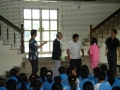 日本交流學校參訪-學生代表贈送手工禮物